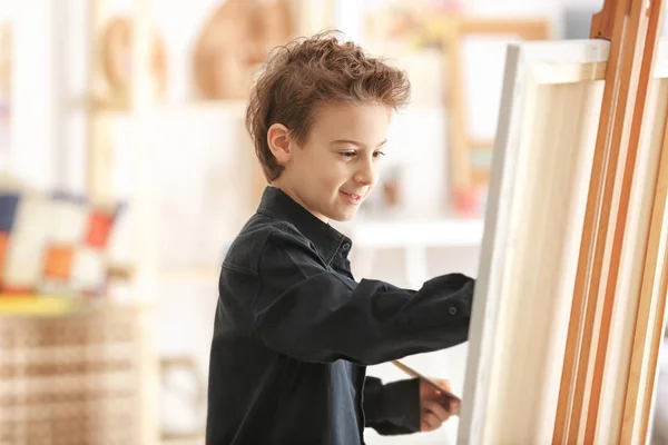 Bonito pequeno artista pintura quadro no estúdio — Fotografia de Stock