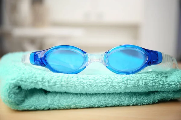 Плавальні окуляри з рушником — стокове фото
