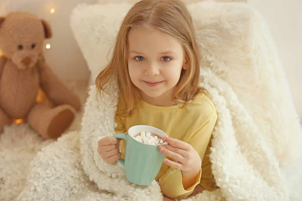 Κοριτσάκι πίνοντας ζεστή σοκολάτα — Φωτογραφία Αρχείου