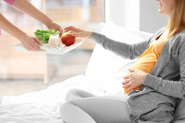 妊娠中の女性のための朝食が付いている手 — ストック写真