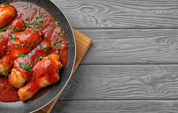 Сковородка с курицей каччаторе — стоковое фото