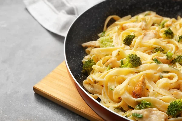 Frying pan with chicken Alfredo — Stock Photo, Image