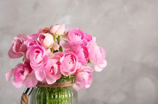 Vacker bukett av ranunculus blommor på färgbakgrund — Stockfoto