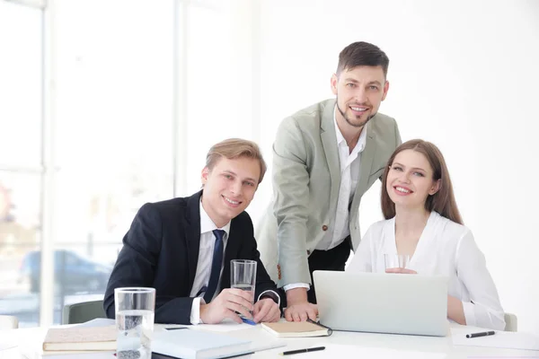 Business trainer giving presentation to group of people — Stock Photo, Image