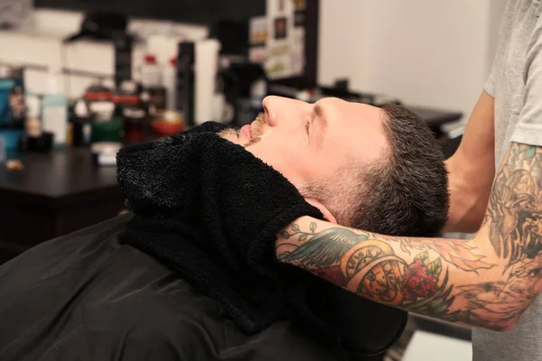 Frisören Rengöring Ansikte Klient Med Handduk Barbershop — Stockfoto