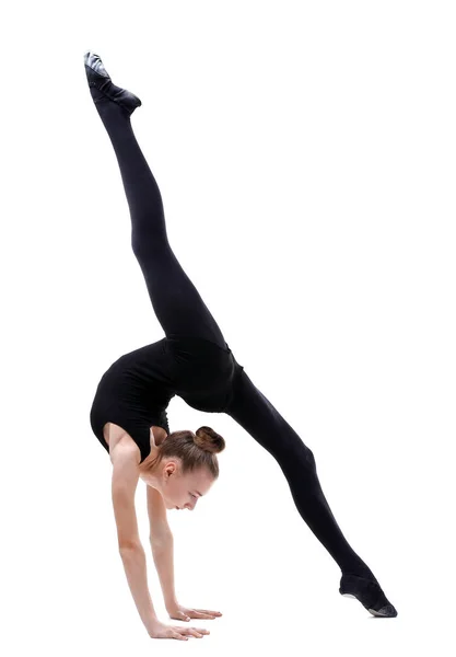 Молодая девушка занимается гимнастикой на белом фоне — стоковое фото
