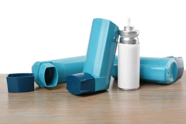 Inhalateurs d'asthme sur la table — Photo