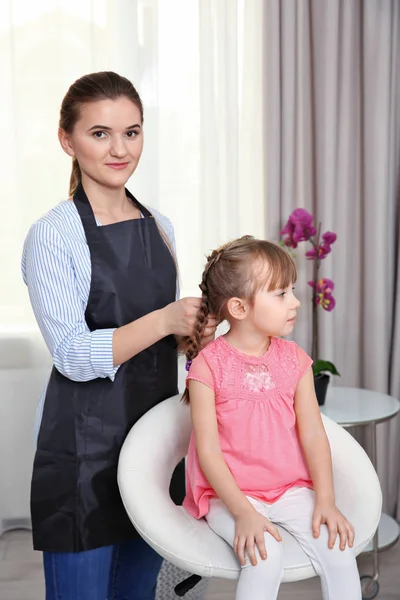 Cute little girl in hairdressing salon — Stock Photo, Image