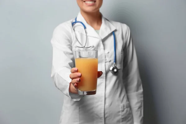 Жіночий дієтолог зі склянкою соку — стокове фото