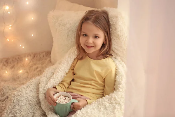 Kleines Mädchen trinkt heiße Schokolade — Stockfoto