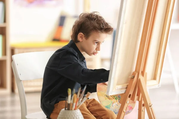 Ładny mały artysta malarstwo obraz w studio — Zdjęcie stockowe