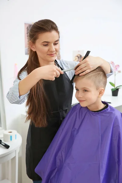 Gutt i frisørsalong – stockfoto