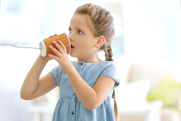 Bambina utilizzando tazza di plastica — Foto Stock