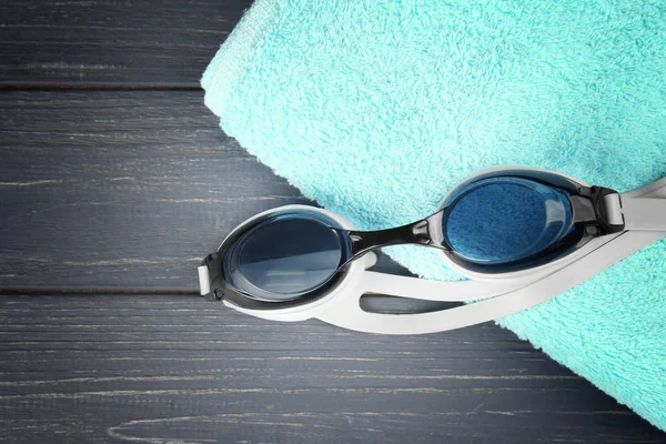 Swimming goggles with towel — Stock Photo, Image