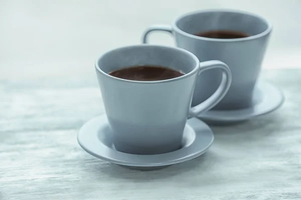 Cups dengan teh panas di meja kayu, close seup — Stok Foto