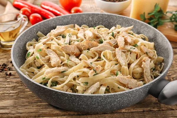 Frying pan with chicken Alfredo — Stock Photo, Image