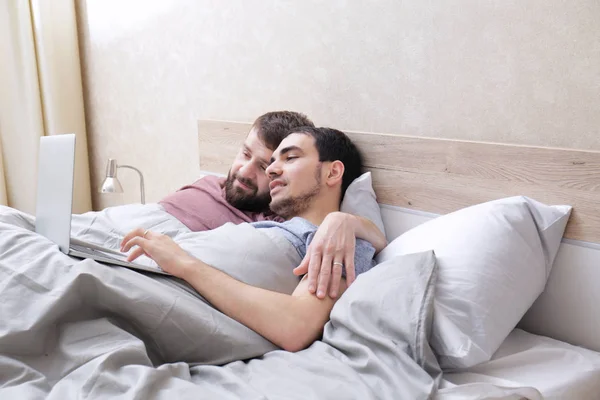 Homo paar liggend op bed — Stockfoto