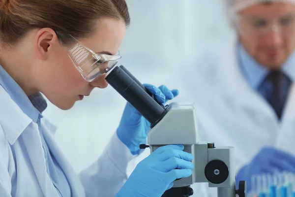 Científicos que trabajan en laboratorio — Foto de Stock