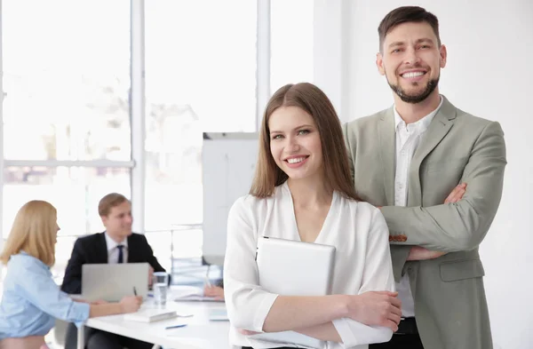 Joven hombre y mujer en la presentación de negocios —  Fotos de Stock