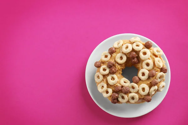 Plate with tasty glazed donut — Stock Photo, Image
