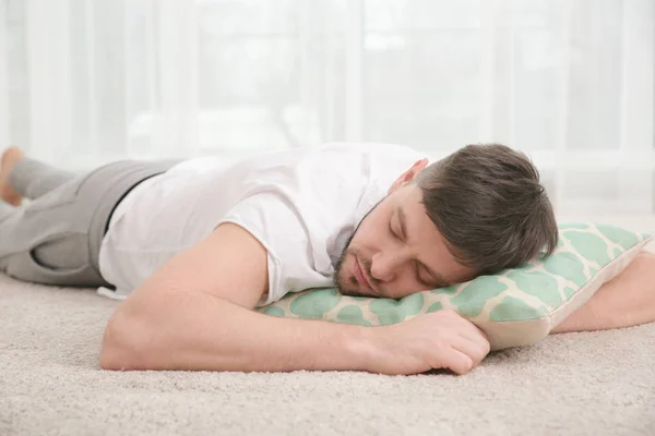 Człowiek zasnąć na dywanie — Zdjęcie stockowe