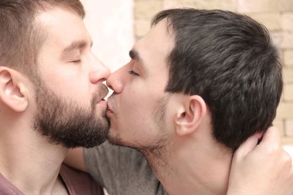 Нежно целующаяся гей-пара — стоковое фото