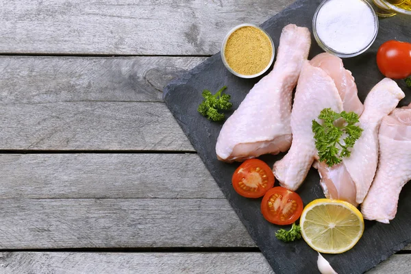 Raw chicken legs with spices — Stock Photo, Image