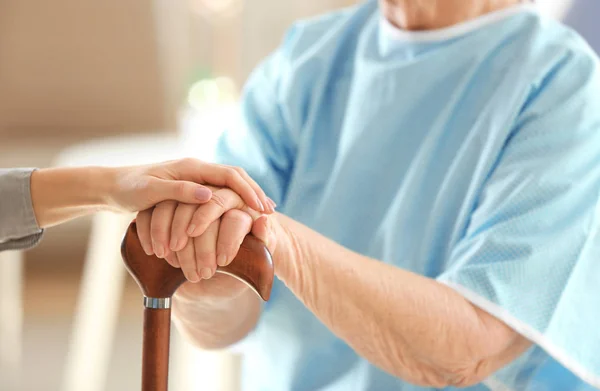 Viejos y jóvenes tomados de la mano — Foto de Stock