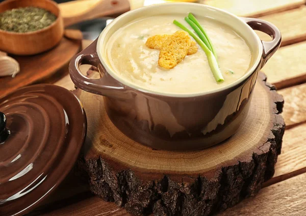 Sopa de creme deliciosa com pão — Fotografia de Stock