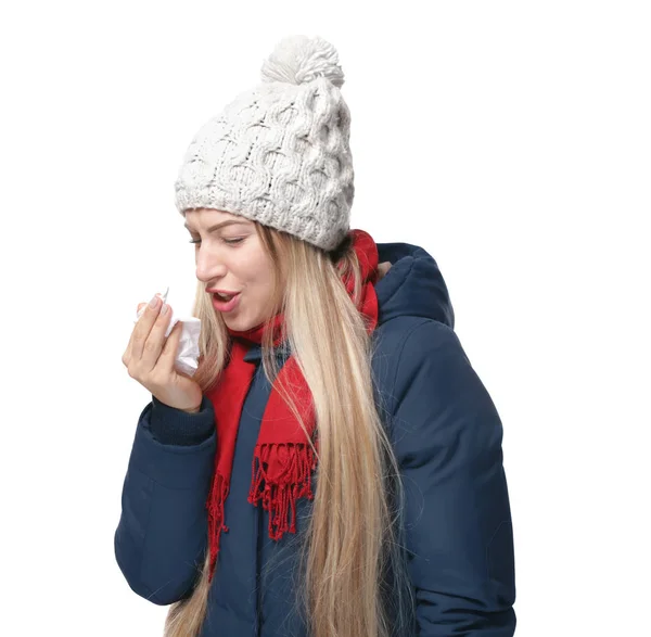 Jonge vrouw niezen in een weefsel op witte achtergrond — Stockfoto