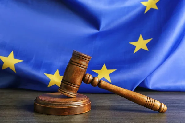 Młot sędziego na fladze Unii Europejskiej — Zdjęcie stockowe