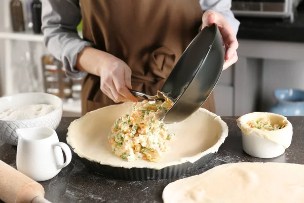 Femme faisant de la tarte au poulet — Photo