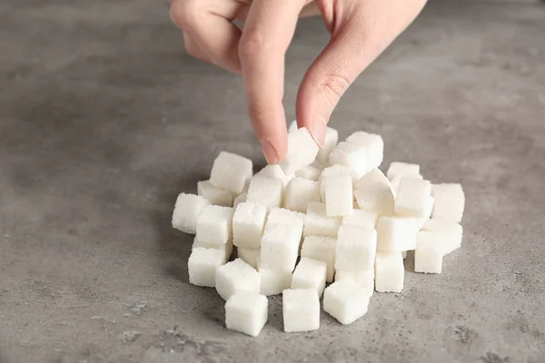 Hand nemen suiker kubus — Stockfoto