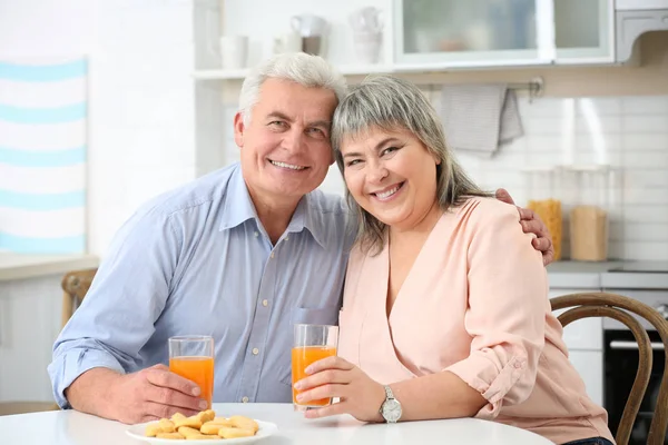 Pasangan Sempurna Dengan Jus Jeruk Duduk Meja Dapur — Stok Foto