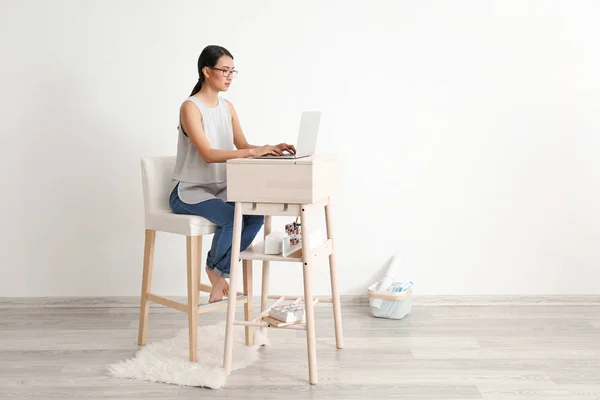 Azjatyckie kobiety pisania na laptopa — Zdjęcie stockowe