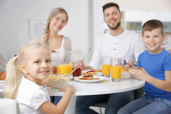 Glückliche Familie frühstückt in der Küche — Stockfoto