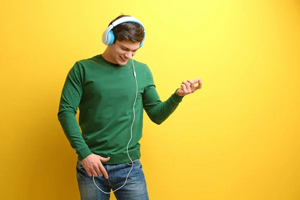 Jeune homme écoutant de la musique — Photo