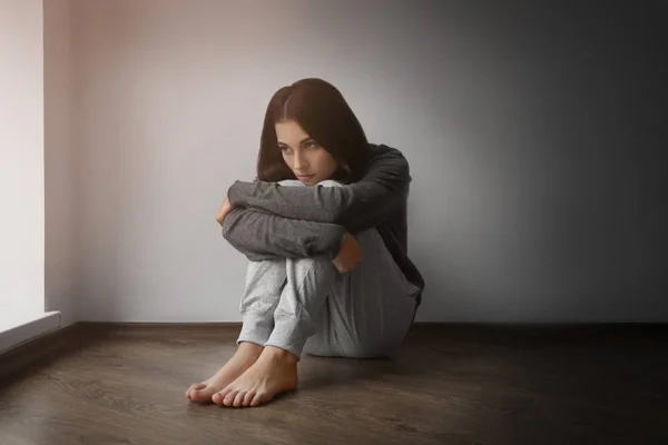 Mujer joven deprimida —  Fotos de Stock