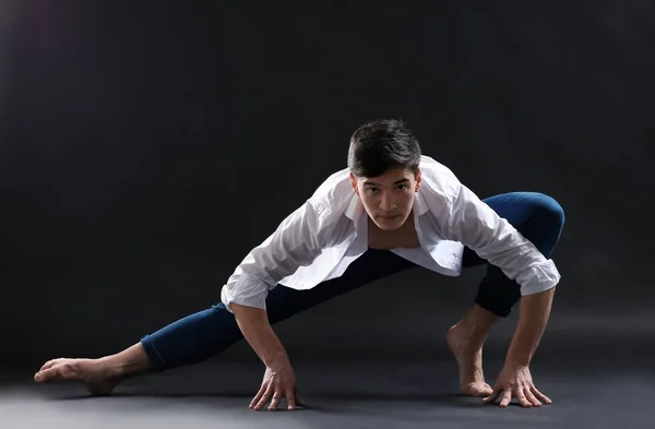 Bonito bailarino jovem — Fotografia de Stock