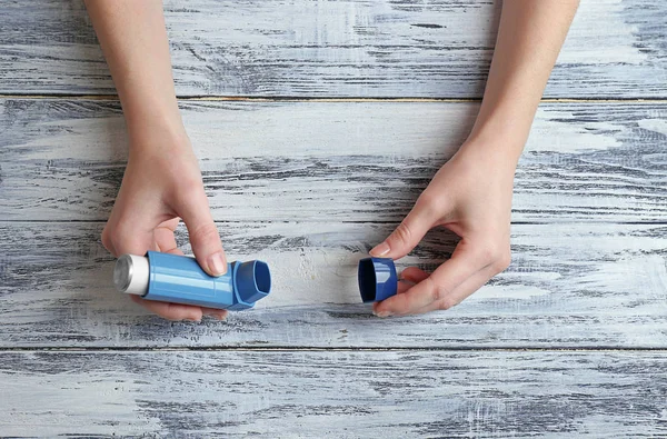 Hands holding asthma inhaler — Stock Photo, Image