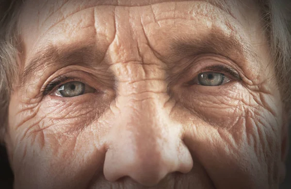 Porträt einer älteren Frau — Stockfoto