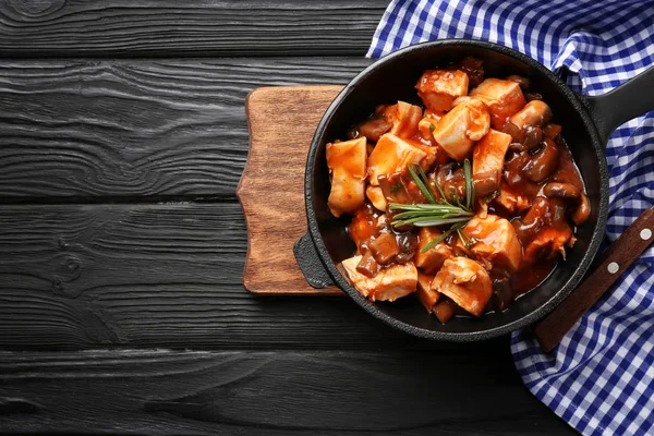 Frying pan with chicken cacciatore — Stock Photo, Image