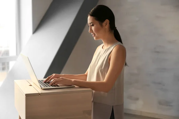 Mujer asiática escribiendo en el ordenador portátil — Foto de Stock