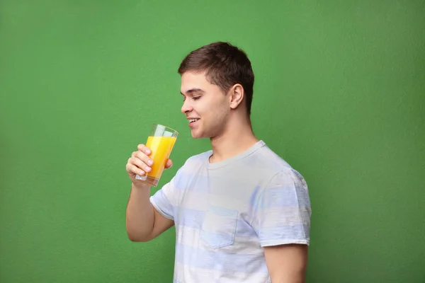 Junger Mann trinkt Saft — Stockfoto