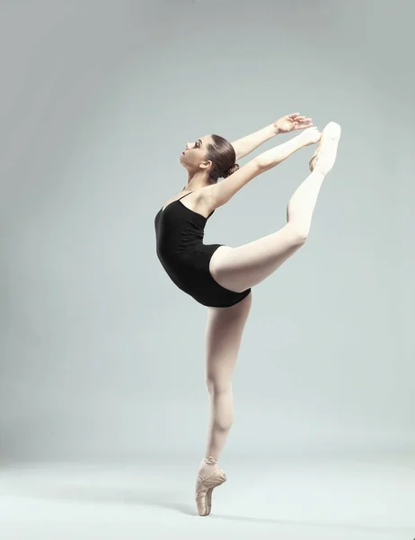 Молодая красивая балерина танцует — стоковое фото