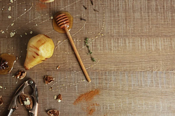 Pêra saborosa com molho de mel — Fotografia de Stock