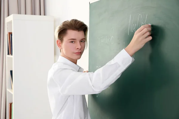 Schoolboy Menjawab Papan Tulis Kelas — Stok Foto