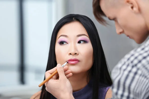 Männlicher Künstler beim Make-up — Stockfoto