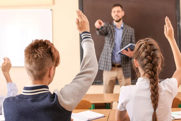 Eleverna Lyssnar Lärare Och Höja Händerna Till Svar Klassrummet — Stockfoto