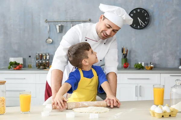 Padre e hijo cocinando — Foto de Stock